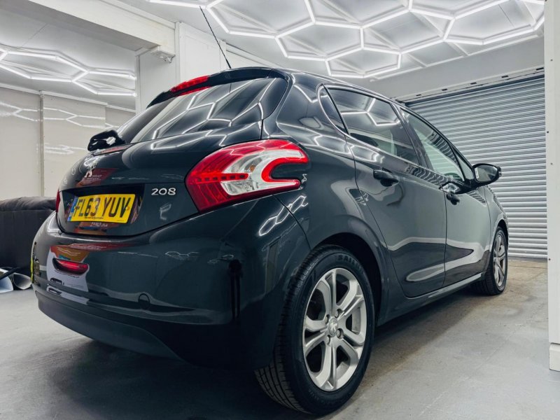 PEUGEOT 208