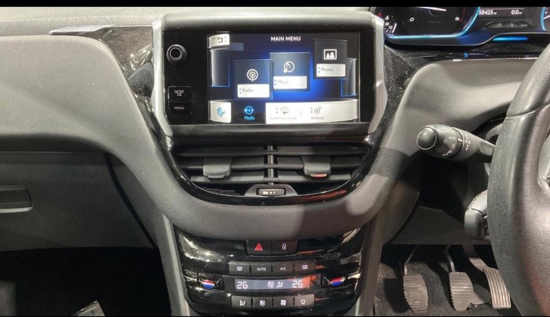 PEUGEOT 208